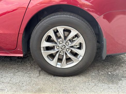 Used 2024 Toyota Sienna XLE FWD image 21