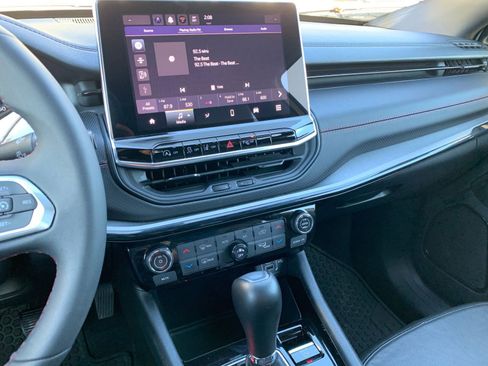 Used 2025 Jeep Compass Trailhawk image 18