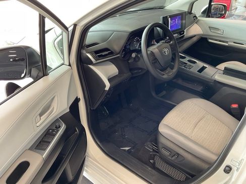 Certified 2025 Toyota Sienna LE FWD image 8