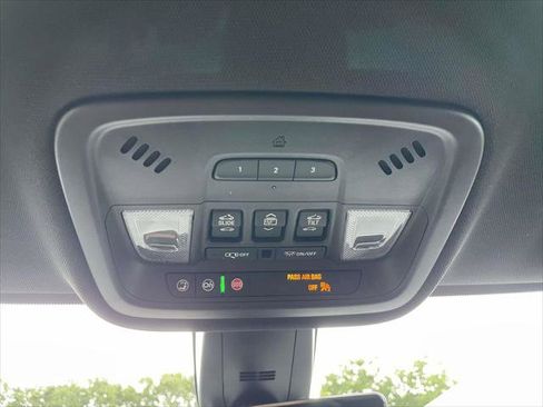 Used 2023 Chevrolet Traverse RS image 32