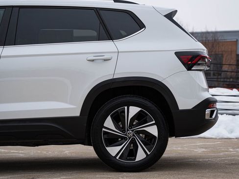 Certified 2025 Volkswagen Taos SE image 4
