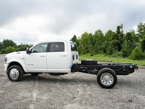 New 2026 RAM 4500 4x4 Crew Cab DRW w/ Laramie Trim Package image 7