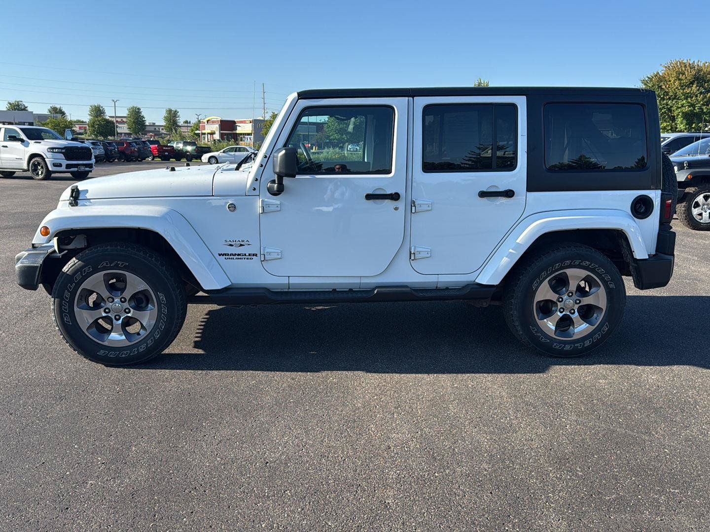Used 2017 Jeep Wrangler Unlimited Sahara w/ Connectivity Group AWD/4WD image 2