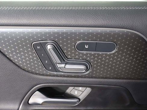 Used 2025 Mercedes-Benz GLB 250 4MATIC image 32