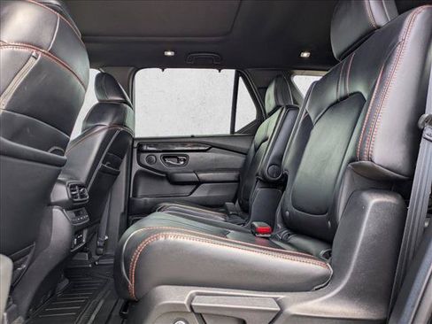 Used 2025 Honda Pilot TrailSport image 18