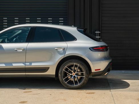 Certified 2025 Porsche Macan image 12