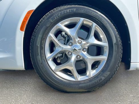 Used 2019 Chrysler Pacifica Limited FWD image 31