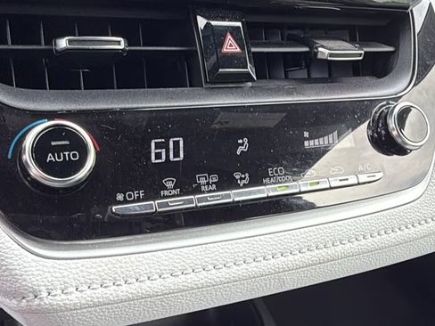 Used 2022 Toyota Corolla SE w/ SE Preferred Package FWD image 32