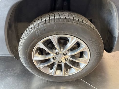 Used 2019 Jeep Cherokee Latitude Plus FWD image 10