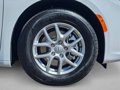 New 2026 Chrysler Pacifica Select FWD image 11