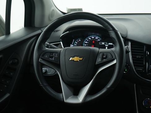 Used 2022 Chevrolet Trax LT w/ LT Convenience Package image 14