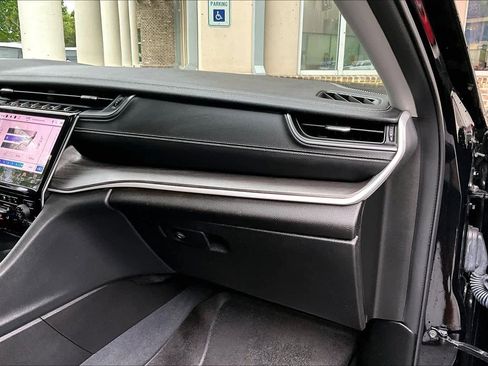 Used 2023 Jeep Grand Cherokee Limited w/ Luxury Tech Group II AWD/4WD image 18