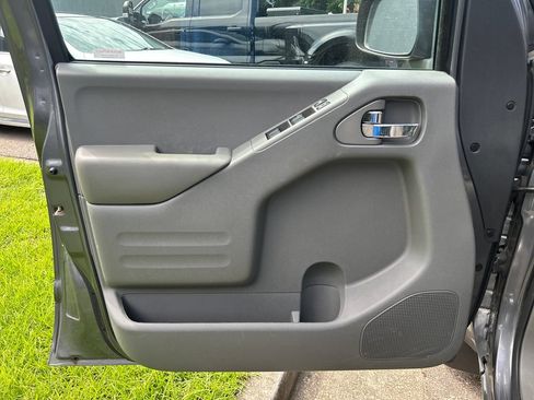 Used 2020 Nissan Frontier SV RWD image 9