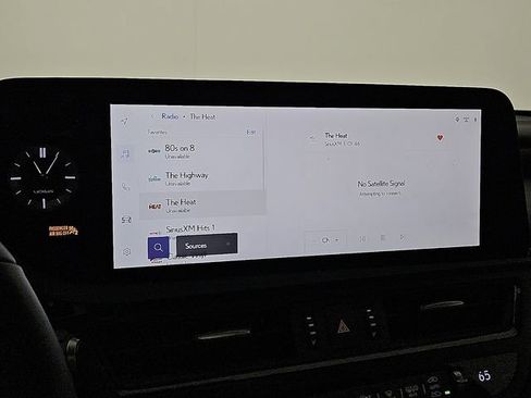 Used 2025 Lexus ES 300h w/ Premium Package image 19