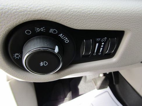 Used 2023 Chrysler Pacifica Limited image 24