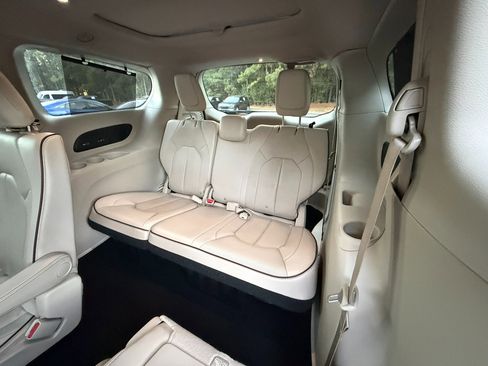 Used 2020 Chrysler Pacifica Limited image 12