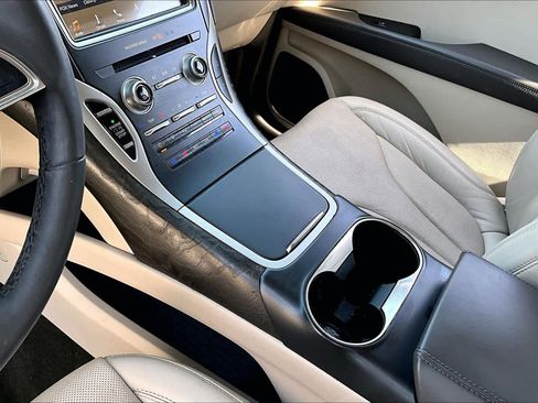 Used 2019 Lincoln Nautilus Reserve image 15