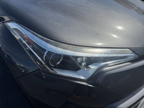 Used 2018 Toyota C-HR XLE FWD image 28