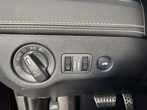 Used 2023 Chrysler 300 C image 35