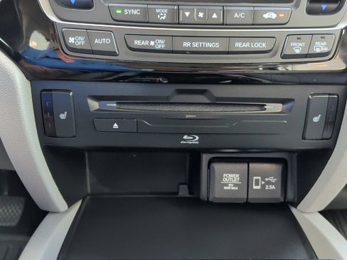 Used 2022 Honda Pilot Touring image 32