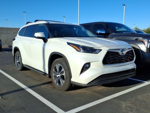 Used 2024 Toyota Highlander XLE FWD image 1