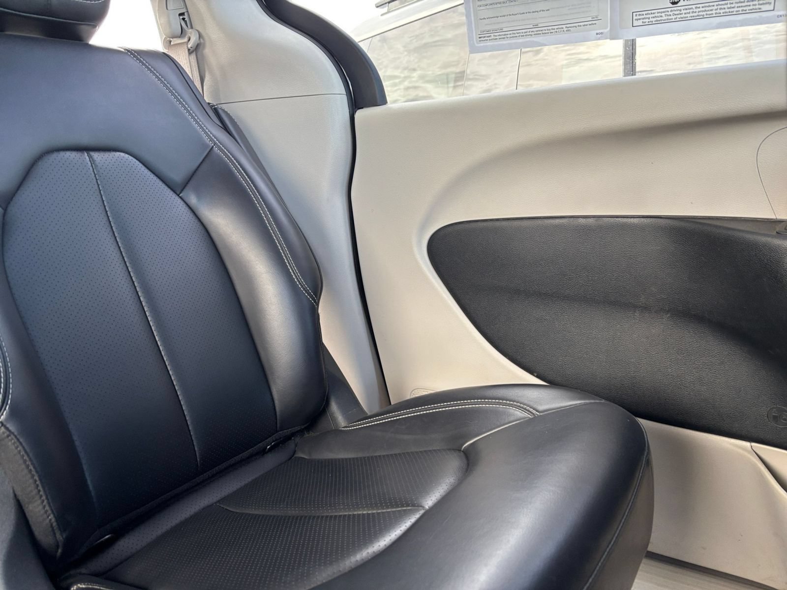 Used 2023 Chrysler Pacifica Touring-L FWD image 39