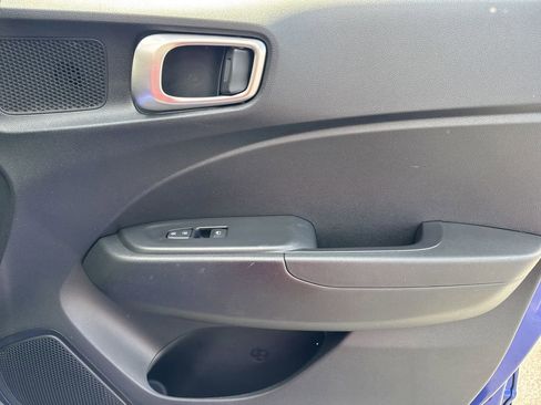 Used 2025 Hyundai Venue SEL FWD image 14