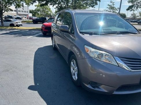 Used 2016 Toyota Sienna LE FWD image 3