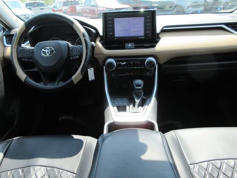 Used 2022 Toyota RAV4 LE AWD/4WD image 16