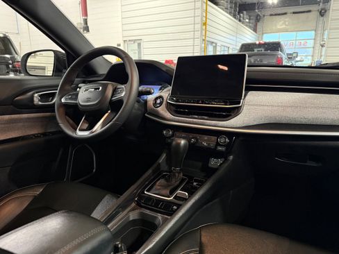 Used 2024 Jeep Compass Latitude image 18