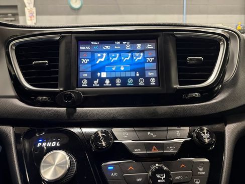 Used 2019 Chrysler Pacifica Touring Plus w/ S Appearance Package FWD image 9