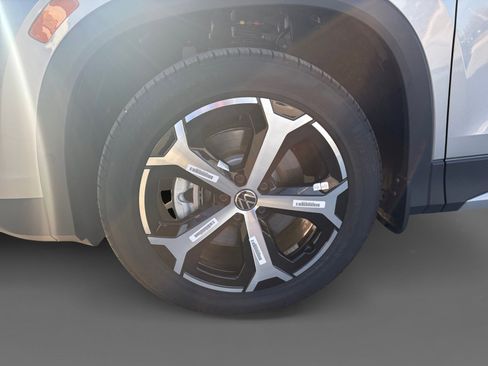 New 2025 Volkswagen Tiguan SE image 17