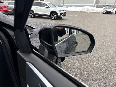 Certified 2025 Volkswagen Taos SE image 35