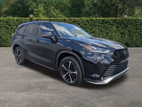 Used 2022 Toyota Highlander XSE image 2