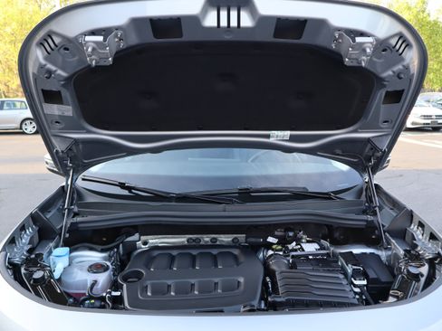 Certified 2025 Volkswagen Tiguan SE image 10