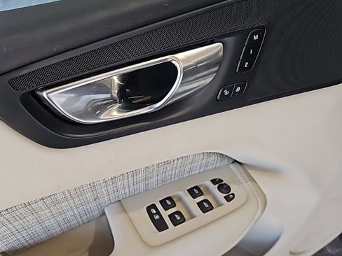 Used 2022 Volvo XC60 B5 Momentum image 27