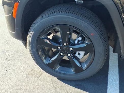 New 2025 Jeep Grand Cherokee Altitude image 14