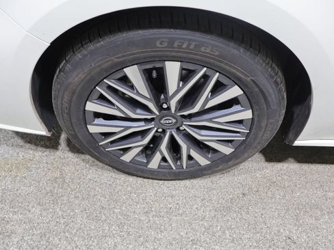 Used 2025 Nissan Altima 2.5 SV FWD image 10