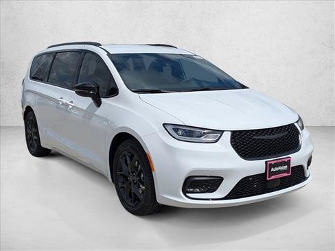 New 2026 Chrysler Pacifica Select w/ S Appearance Package FWD image 6