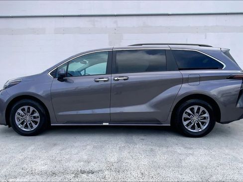 Used 2024 Toyota Sienna XLE FWD image 3