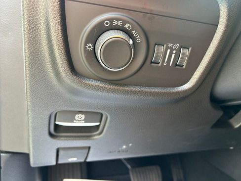 Used 2023 Jeep Grand Cherokee Laredo AWD/4WD image 13