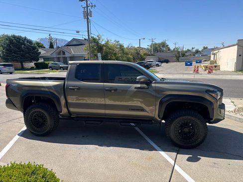 Used 2024 Toyota Tacoma TRD Off-Road w/ TRD Off Road Upgrade Package AWD/4WD image 4