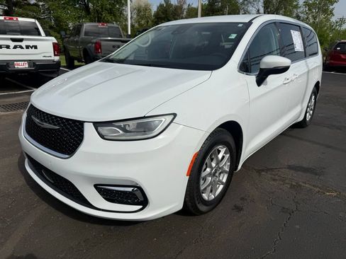 Used 2023 Chrysler Pacifica Touring-L FWD image 8