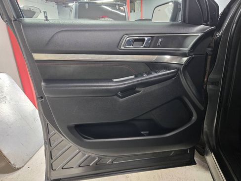 Used 2018 Ford Explorer XLT w/ Equipment Group 202A FWD image 10