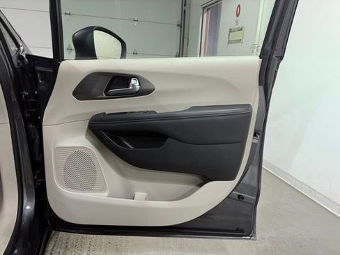 Used 2023 Chrysler Pacifica Touring-L image 28