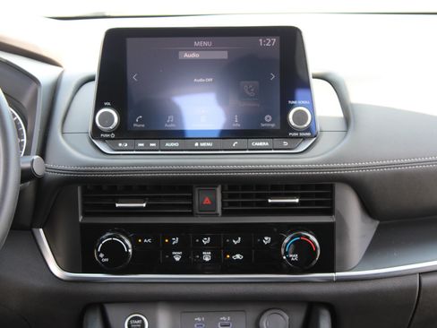 Used 2023 Nissan Rogue S AWD/4WD image 22