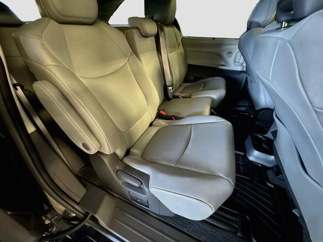 Used 2023 Toyota Sienna XLE w/ XLE Plus Package FWD image 30