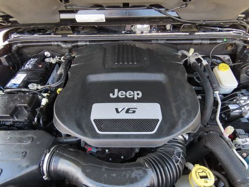 Used 2015 Jeep Wrangler Rubicon w/ Power Convenience Group image 9