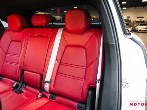 Used 2022 Porsche Cayenne Platinum Edition AWD/4WD image 31