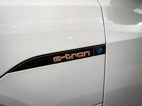 Used 2021 Audi e-tron Premium w/ Convenience Plus Package image 17